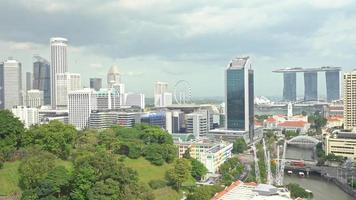 lapso de tiempo de los edificios en la luz del día de la ciudad de singapur video