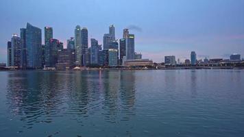 lapso de tiempo de los edificios en la luz del día de la ciudad de singapur