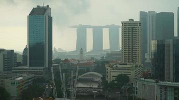 Zeitraffer von Gebäuden im Tageslicht der Stadt Singapur