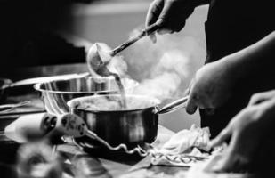 Chef cocinando en una cocina, chef en el trabajo, blanco y negro foto