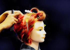 teñido de cabello, peinados en la cabeza simulada de peluquería foto