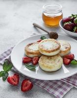 Tortitas de requesón, buñuelos de ricotta en placa de cerámica foto