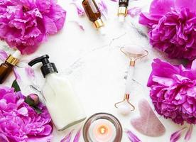 concepto de tratamiento de belleza spa con flores de peonía foto