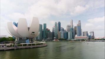 lasso di tempo di edifici alla luce del giorno della città di singapore video