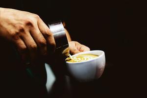 barista trabajando en una cafetería foto