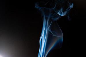 humo azul sobre fondo negro, humo abstracto foto