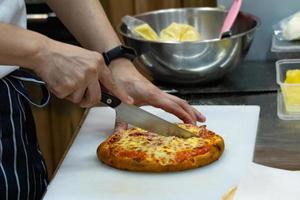 chef preparando pizza, el proceso de hacer pizza foto