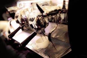 Espresso shot de máquina de café en la cafetería. foto