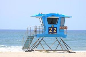 cabaña de vigilancia de salvavidas en la playa de santa mónica foto