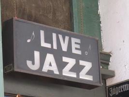 Bourbon Street en el barrio francés de Nueva Orleans, Luisiana foto