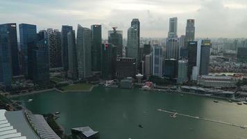lapso de tempo de edifícios na cidade de Singapura à luz do dia
