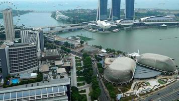 Zeitraffer von Gebäuden im Tageslicht der Stadt Singapur