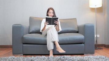 joven, mujer asiática, leer un libro video