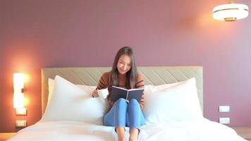jovem mulher asiática lendo um livro video