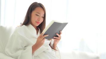 jovem mulher asiática lendo um livro video