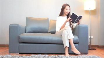 joven, mujer asiática, leer un libro video