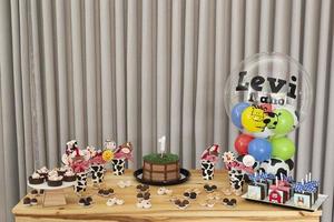 mesa rústica de pastel de cumpleaños para niños con granja, tema de campo foto