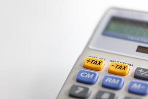 enfoque selectivo en más impuestos botón amarillo de la calculadora.