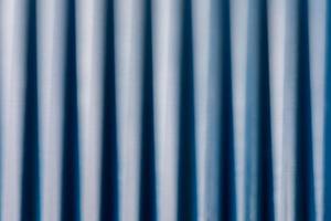 Escena abstracta de palos azules borrosos en tono oscuro y claro. foto
