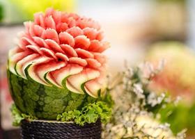 Tallas de frutas y verduras, muestra la decoración de tallado de frutas tailandesas. foto