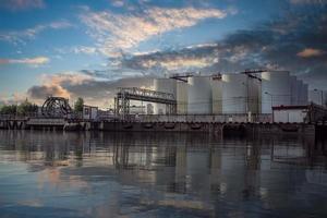 paisaje con vistas a una refinería para el procesamiento de productos petrolíferos foto