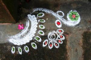 kerala, india, 2021 - obra de arte popular rangoli foto