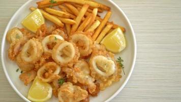 Calamari - gebratene Tintenfische mit Pommes video