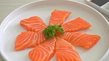 sashimi crudo de salmón fresco video