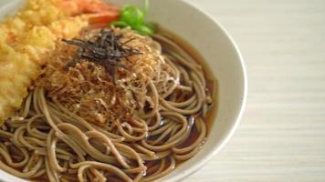 fideos ramen japoneses con tempura de gambas video