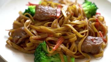 stir-fried noodles with pork in Asian style video