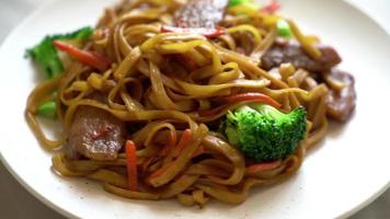 noodles saltati in padella con maiale in stile asiatico video