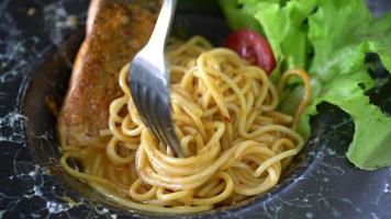 spaghetti à la fourchette au saumon frit