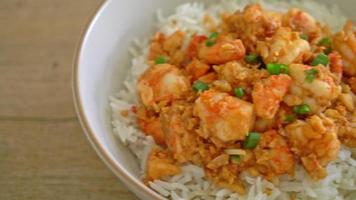 stir-fried shrimps with garlic and shrimps paste with rice video