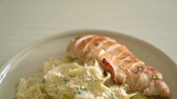 hausgemachte Fettuccine-Nudeln mit gegrilltem Hähnchen video