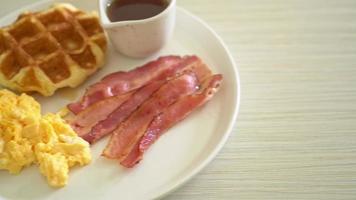 ovo mexido com bacon e waffle no café da manhã video