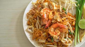 Pad thai - gebratene Nudeln nach thailändischer Art mit Ei verrühren video