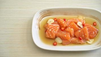 salmón fresco crudo marinado shoyu o salmón en escabeche salsa de soja