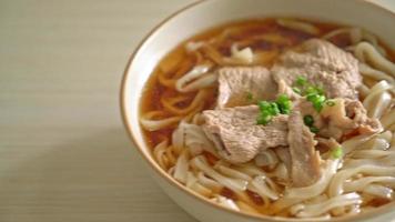 macarrão udon ramen caseiro com carne de porco na sopa de soja ou shoyu video