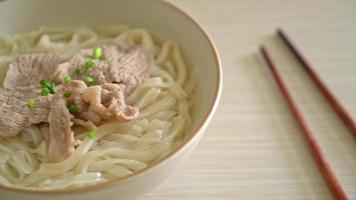 hausgemachte Udon-Ramen-Nudeln mit Schweinefleisch in klarer Suppe video