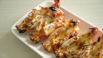 grilled river prawns or shrimps with cheese - seafood style video