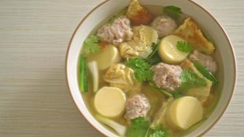 sopa de huevo frito o sopa de tortilla con carne de cerdo picada video