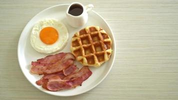 oeuf brouillé avec bacon et gaufre pour le petit déjeuner video