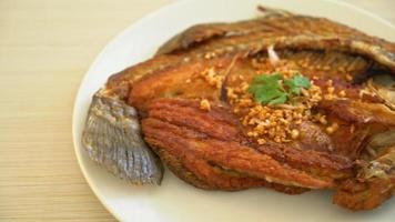 fried sea bass fish with garlic video