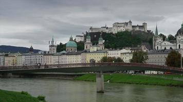 zeitrafferansicht von salzburg mit festung hohensalzburg video