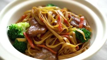 stir-fried noodles with pork video