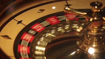 närbild på ett kasino roulette i rörelse video