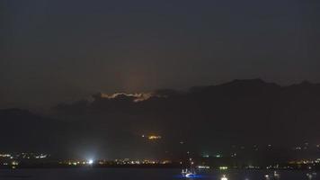 amanecer lunar detrás de las montañas en el puerto marítimo video