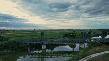 Wolken über der Brücke über dem Fluss video