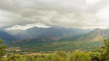 nubes de tormenta corriendo sobre las montañas video