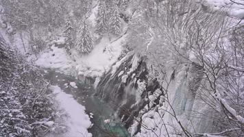 Chute d'eau de Shirahige en hiver à Hokkaido video